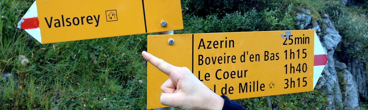 Panneaux de randonnée pédestre à Challand